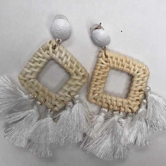 WHITE WICKER TASSEL EARRINGS - Picture 6 of 7